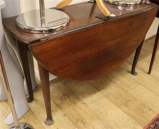 A George III mahogany drop leaf dining table, W.118cm